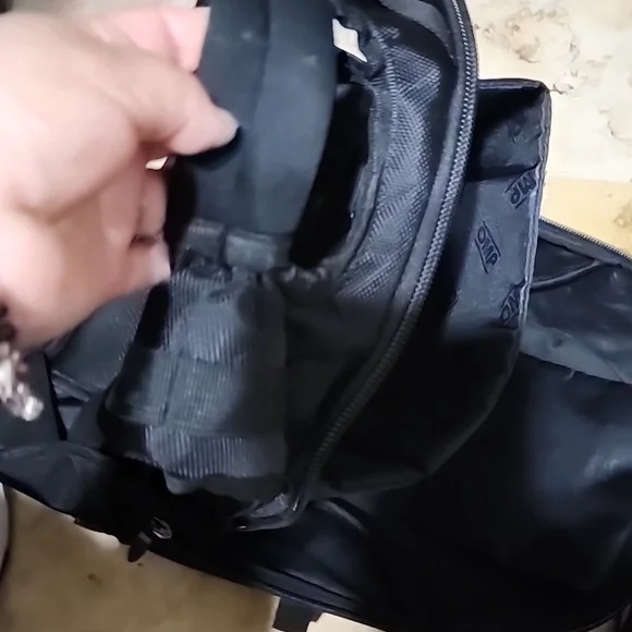 Black and Green Men's Backpack Used Great Conditions - Picture 7 of 12